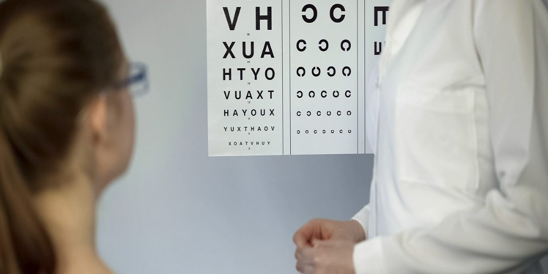 badanie wzroku przy pomocy tablicy okulistycznej