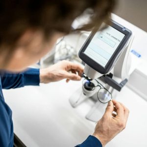 mężczyzna sprawdzający okulary na dioptromierzu